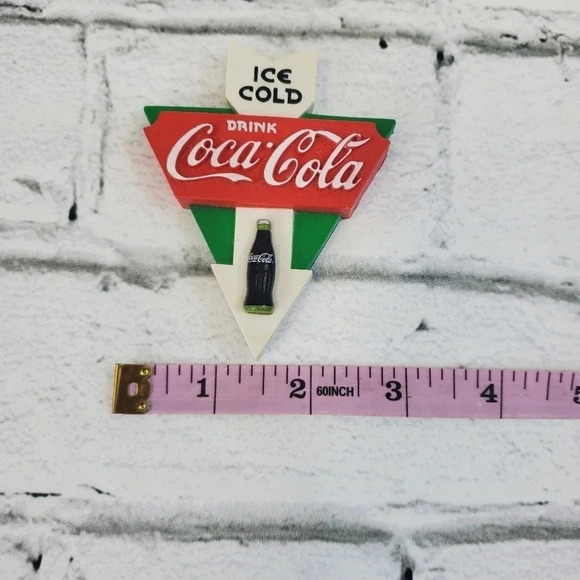 1998 Arrow Shaped Ice Cold Vintage 90s Coca Cola Magnet 49 - Picture 4 of 6